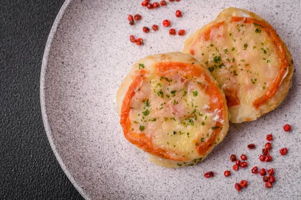 Peynirli, domatesli, tuzlu, baharatlı ve çimento kaplı lezzetli balık filetosu.