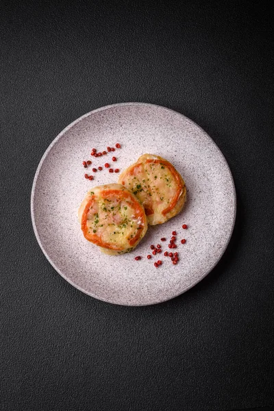 Peynirli, domatesli, tuzlu, baharatlı ve çimento kaplı lezzetli balık filetosu.