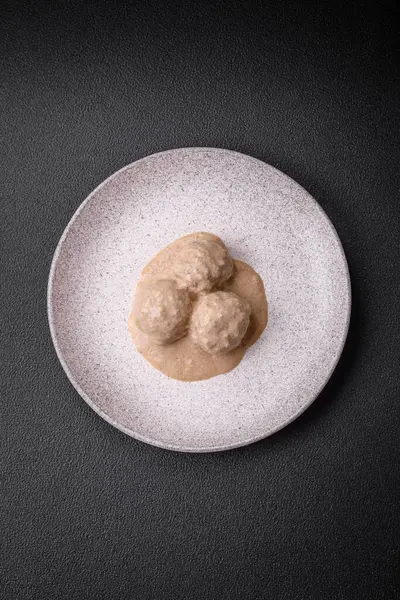 Kıymalı tavuktan lezzetli köfteler ya da seramik tabakta tuz ve baharatlı ekşi krema soslu hindi.