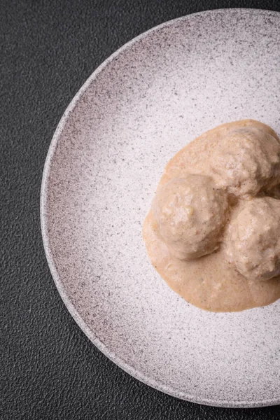 Kıymalı tavuktan lezzetli köfteler ya da seramik tabakta tuz ve baharatlı ekşi krema soslu hindi.