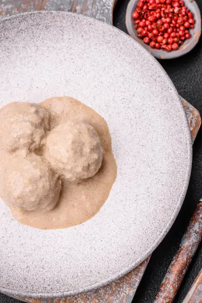 Kıymalı tavuktan lezzetli köfteler ya da seramik tabakta tuz ve baharatlı ekşi krema soslu hindi.