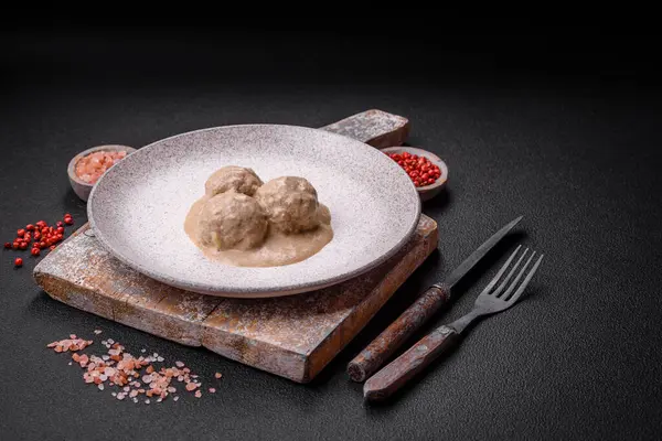 Kıymalı tavuktan lezzetli köfteler ya da seramik tabakta tuz ve baharatlı ekşi krema soslu hindi.