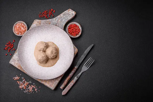 Kıymalı tavuktan lezzetli köfteler ya da seramik tabakta tuz ve baharatlı ekşi krema soslu hindi.