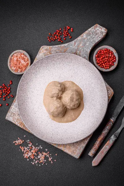 Kıymalı tavuktan lezzetli köfteler ya da seramik tabakta tuz ve baharatlı ekşi krema soslu hindi.