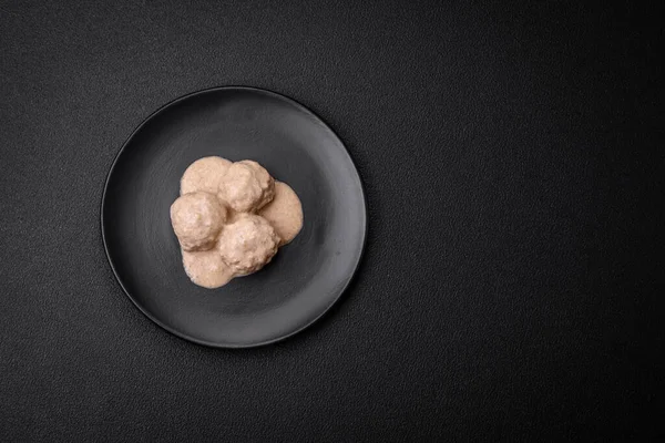 Kıymalı tavuktan lezzetli köfteler ya da seramik tabakta tuz ve baharatlı ekşi krema soslu hindi.