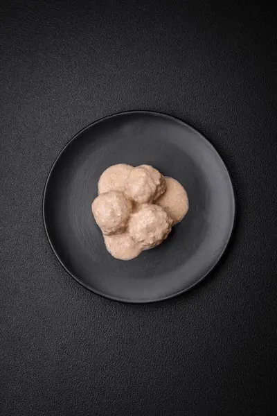 Kıymalı tavuktan lezzetli köfteler ya da seramik tabakta tuz ve baharatlı ekşi krema soslu hindi.