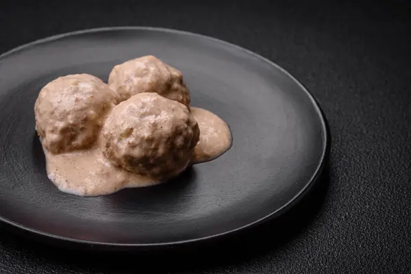 Kıymalı tavuktan lezzetli köfteler ya da seramik tabakta tuz ve baharatlı ekşi krema soslu hindi.