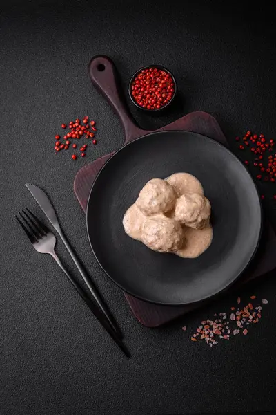 Kıymalı tavuktan lezzetli köfteler ya da seramik tabakta tuz ve baharatlı ekşi krema soslu hindi.