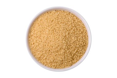 Koyu beton arka planda buğday lapası kuskus taneleri. Lezzetli, besleyici bir kahvaltı hazırlıyorum.