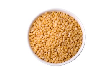 Koyu beton arka planda buğday lapası taneleri. Lezzetli, besleyici bir kahvaltı hazırlıyorum.