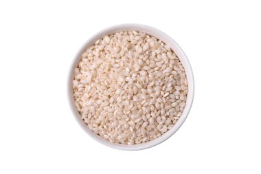 Seramik kasede pişmemiş büyük pirinç taneleri. Lezzetli, besleyici yulaf lapası pişiriyorum.