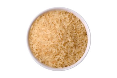 Seramik kasede pişmemiş büyük pirinç taneleri. Lezzetli, besleyici yulaf lapası pişiriyorum.