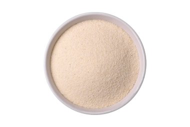 Semolina buğday taneleri ham halde beyazdır. Lezzetli, besleyici yulaf lapası pişiriyorum.