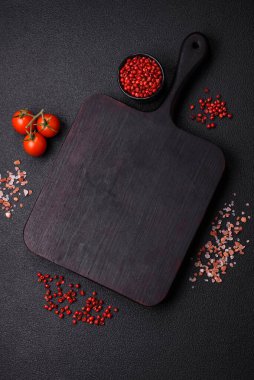 Tuz, baharat, arka planda fotokopi alanı olan kiraz domatesleri. Evde yemek pişirmek için gerekli malzemeler