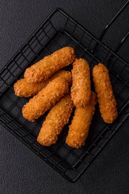 Peynirli, mozzarella, tuz ve baharatlı, yağda kızartılmış leziz çıtır peynir çubukları. Fast food, paket servis.