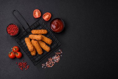 Peynirli, mozzarella, tuz ve baharatlı, yağda kızartılmış leziz çıtır peynir çubukları. Fast food, paket servis.