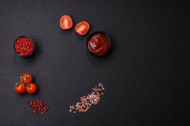 Tuz, baharat, arka planda fotokopi alanı olan kiraz domatesleri. Evde yemek pişirmek için gerekli malzemeler