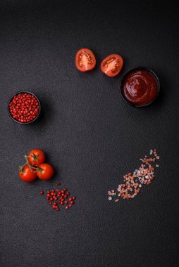 Tuz, baharat, arka planda fotokopi alanı olan kiraz domatesleri. Evde yemek pişirmek için gerekli malzemeler