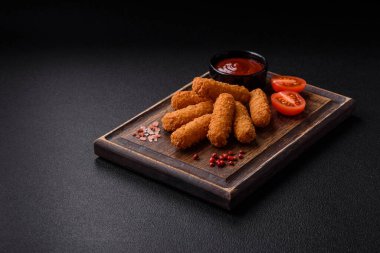 Peynirli, mozzarella, tuz ve baharatlı, yağda kızartılmış leziz çıtır peynir çubukları. Fast food, paket servis.