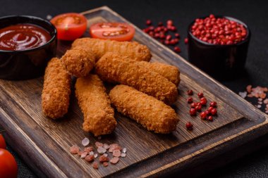 Peynirli, mozzarella, tuz ve baharatlı, yağda kızartılmış leziz çıtır peynir çubukları. Fast food, paket servis.