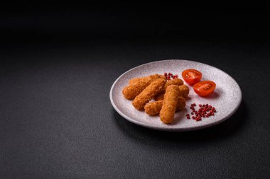 Peynirli, mozzarella, tuz ve baharatlı, yağda kızartılmış leziz çıtır peynir çubukları. Fast food, paket servis.