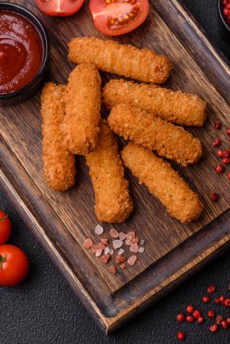 Peynirli, mozzarella, tuz ve baharatlı, yağda kızartılmış leziz çıtır peynir çubukları. Fast food, paket servis.