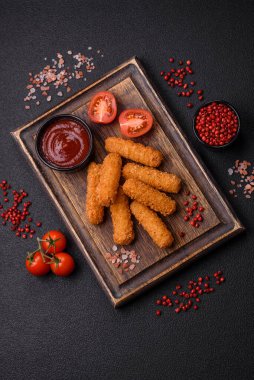 Peynirli, mozzarella, tuz ve baharatlı, yağda kızartılmış leziz çıtır peynir çubukları. Fast food, paket servis.