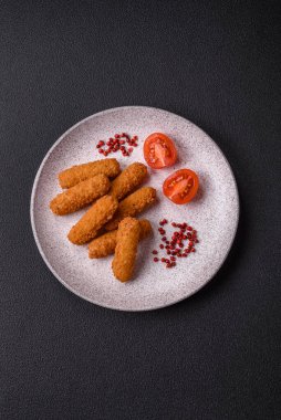 Peynirli, mozzarella, tuz ve baharatlı, yağda kızartılmış leziz çıtır peynir çubukları. Fast food, paket servis.