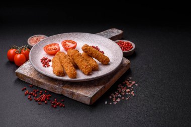 Peynirli, mozzarella, tuz ve baharatlı, yağda kızartılmış leziz çıtır peynir çubukları. Fast food, paket servis.