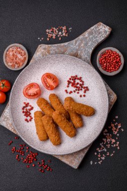 Peynirli, mozzarella, tuz ve baharatlı, yağda kızartılmış leziz çıtır peynir çubukları. Fast food, paket servis.