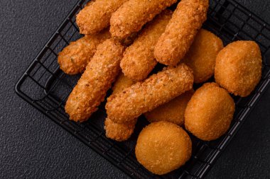 Lezzetli nugget, yüzük ve mozzarella topları ve tuzlu ve baharatlı parmesan peyniri. Fast food, sağlıksız yemek