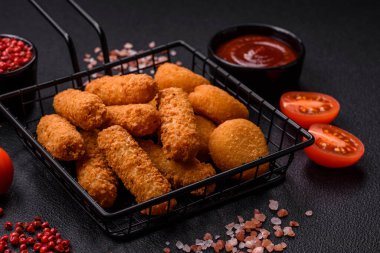Lezzetli nugget, yüzük ve mozzarella topları ve tuzlu ve baharatlı parmesan peyniri. Fast food, sağlıksız yemek