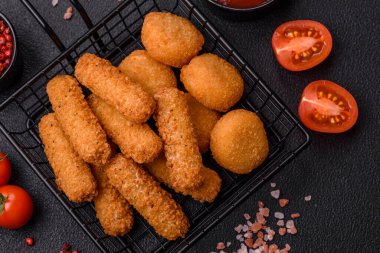 Lezzetli nugget, yüzük ve mozzarella topları ve tuzlu ve baharatlı parmesan peyniri. Fast food, sağlıksız yemek
