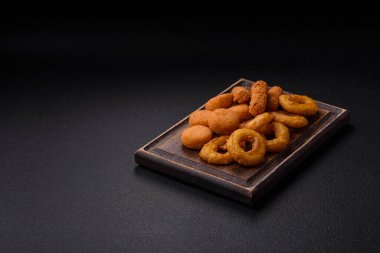 Lezzetli nugget, yüzük ve mozzarella topları ve tuzlu ve baharatlı parmesan peyniri. Fast food, sağlıksız yemek