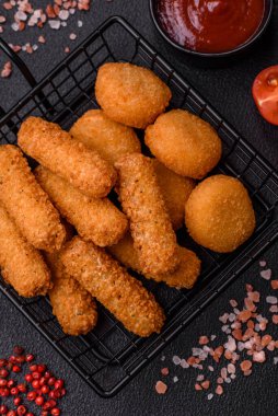 Lezzetli nugget, yüzük ve mozzarella topları ve tuzlu ve baharatlı parmesan peyniri. Fast food, sağlıksız yemek