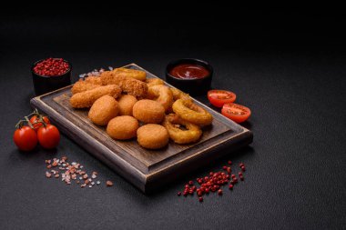 Lezzetli nugget, yüzük ve mozzarella topları ve tuzlu ve baharatlı parmesan peyniri. Fast food, sağlıksız yemek