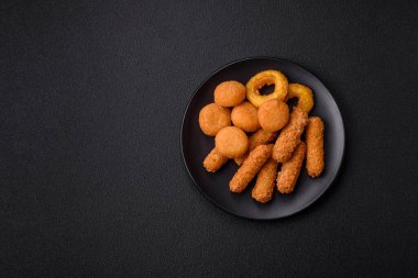 Lezzetli nugget, yüzük ve mozzarella topları ve tuzlu ve baharatlı parmesan peyniri. Fast food, sağlıksız yemek