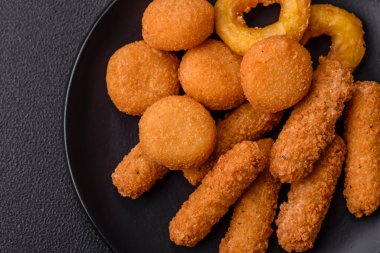 Lezzetli nugget, yüzük ve mozzarella topları ve tuzlu ve baharatlı parmesan peyniri. Fast food, sağlıksız yemek