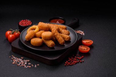 Lezzetli nugget, yüzük ve mozzarella topları ve tuzlu ve baharatlı parmesan peyniri. Fast food, sağlıksız yemek