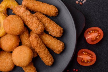 Lezzetli nugget, yüzük ve mozzarella topları ve tuzlu ve baharatlı parmesan peyniri. Fast food, sağlıksız yemek