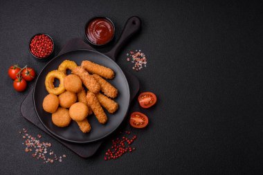 Lezzetli nugget, yüzük ve mozzarella topları ve tuzlu ve baharatlı parmesan peyniri. Fast food, sağlıksız yemek