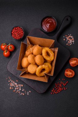 Lezzetli nugget, yüzük ve mozzarella topları ve tuzlu ve baharatlı parmesan peyniri. Fast food, sağlıksız yemek