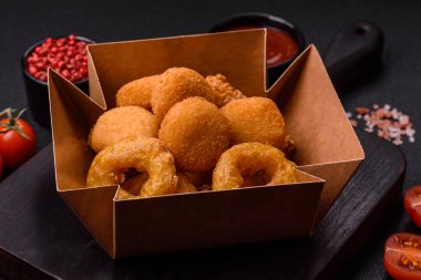 Lezzetli nugget, yüzük ve mozzarella topları ve tuzlu ve baharatlı parmesan peyniri. Fast food, sağlıksız yemek