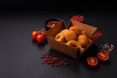 Lezzetli nugget, yüzük ve mozzarella topları ve tuzlu ve baharatlı parmesan peyniri. Fast food, sağlıksız yemek