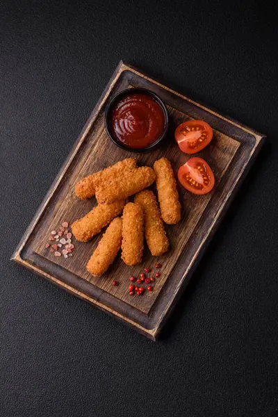 Peynirli, mozzarella, tuz ve baharatlı, yağda kızartılmış leziz çıtır peynir çubukları. Fast food, paket servis.