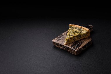 Peynirli, brokolili, domatesli, tuzlu, baharatlı ve çimento kaplı dilimlenmiş lezzetli kıtır kiş.