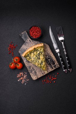 Peynirli, brokolili, domatesli, tuzlu, baharatlı ve çimento kaplı dilimlenmiş lezzetli kıtır kiş.