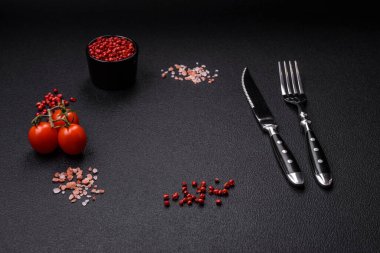 Tuz, baharat, arka planda fotokopi alanı olan kiraz domatesleri. Evde yemek pişirmek için gerekli malzemeler