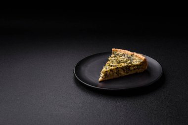 Peynirli, brokolili, domatesli, tuzlu, baharatlı ve çimento kaplı dilimlenmiş lezzetli kıtır kiş.