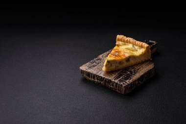 Peynirli, brokolili, domatesli, tuzlu, baharatlı ve çimento kaplı dilimlenmiş lezzetli kıtır kiş.